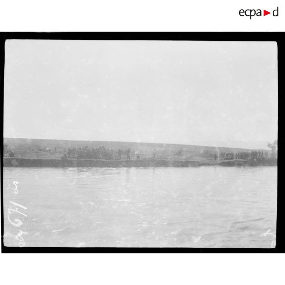 [Troupes le long d'un fleuve.]