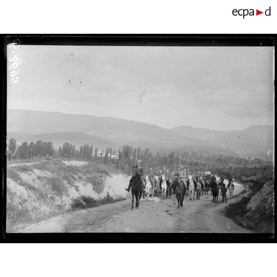Izvor. Cavaliers en reconnaissance. [légende d'origine]