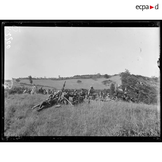 Grandac. Un avion est signalé. Les mitrailleuses se mettent en position. [légende d'origine]
