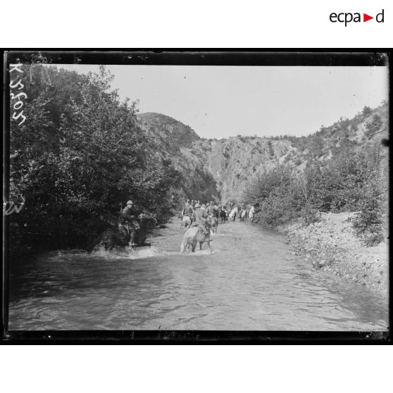 Grandac. En reconnaissance. Un avion signalé. Les cavaliers se défilent sous la rivière. [légende d'origine]