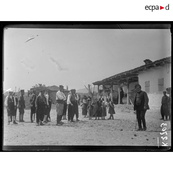 Tosilovo. Le village. Paysans en fête. (Tosilovo, rive droite de Vardar). [légende d'origine]