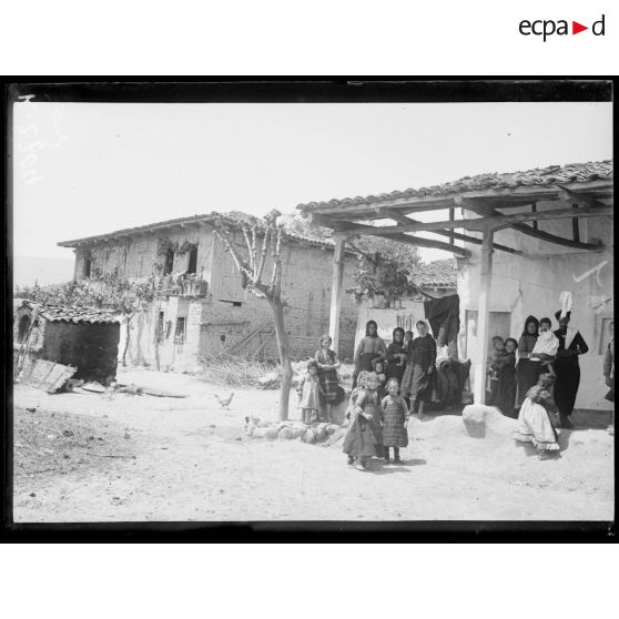 Tosilovo. Le village. Paysans en fête. (Tosilovo, rive droite de Vardar). [légende d'origine]