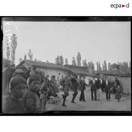 Gumendze. Dans le village. Danses macédoniennes. [légende d'origine]