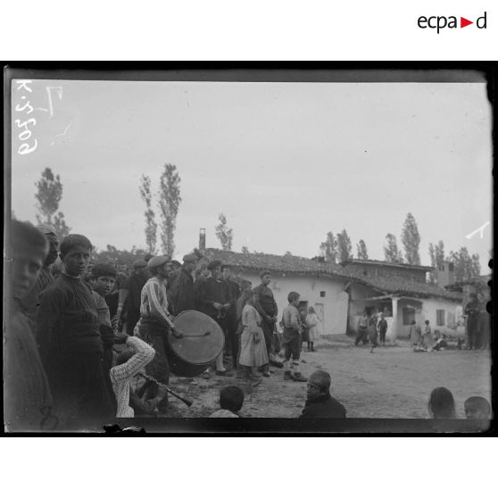 Gumendze. Dans le village. [légende d'origine]
