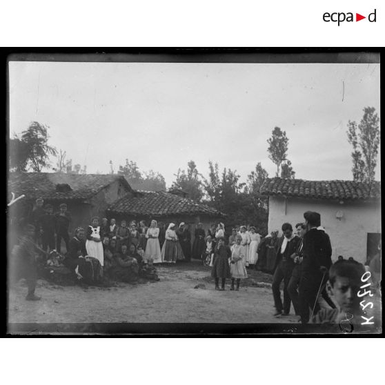 Gumendze. Dans le village. [légende d'origine]