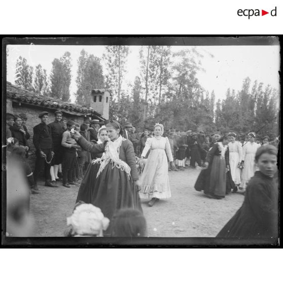 Gumendze. Dans le village. [légende d'origine]