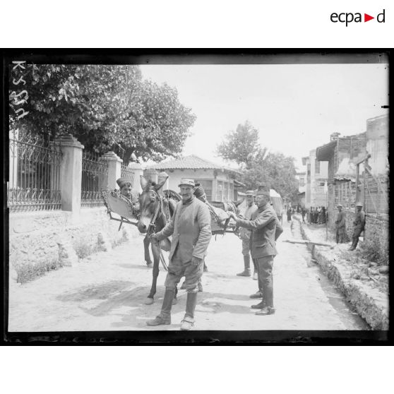 Gumendze. Arrivée de 2 blessés sur le mulet de litière. [légende d'origine]