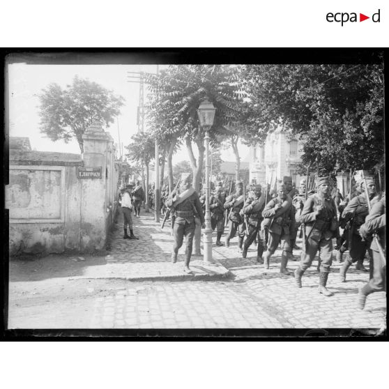 Salonique. Arrivée des premiers contingents serbes. [légende d'origine]