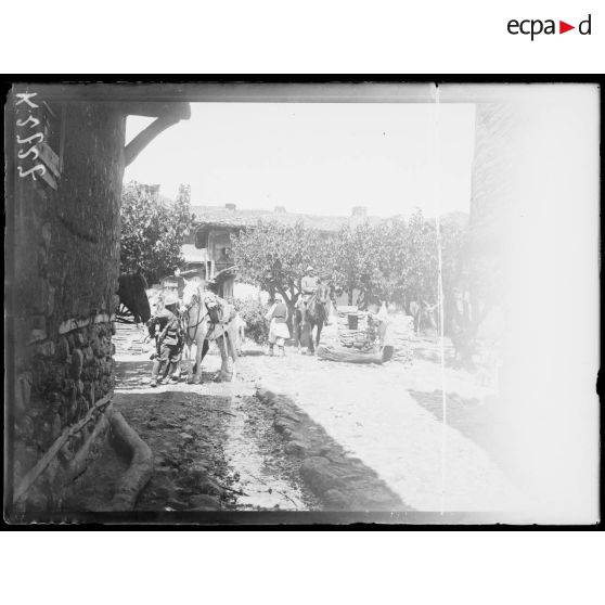 Tzernarika. Village sur les hauteurs du Grandac. Cavaliers dans le village. [légende d'origine]