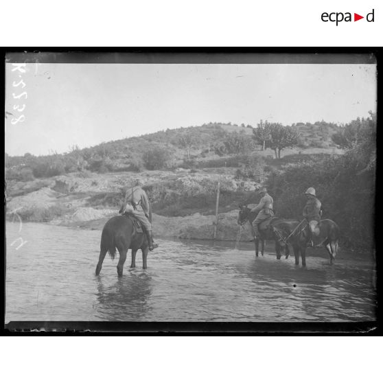 Tzernarika. Passage d'un gué. [légende d'origine]