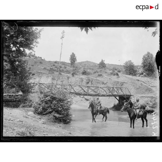 Barovika. Village sur les hauteurs du Grandac. Passage d'un gué. [légende d'origine]