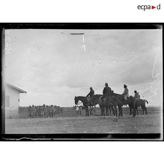 Topci. Arrivée d'un bataillon annamite. Au fond, la gare de Topci. [légende d'origine]