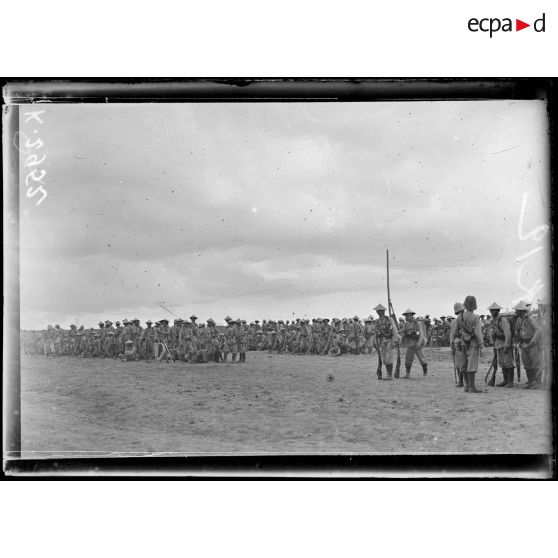 Topci. Arrivée d'un bataillon annamite. Au fond, la gare de Topci. [légende d'origine]