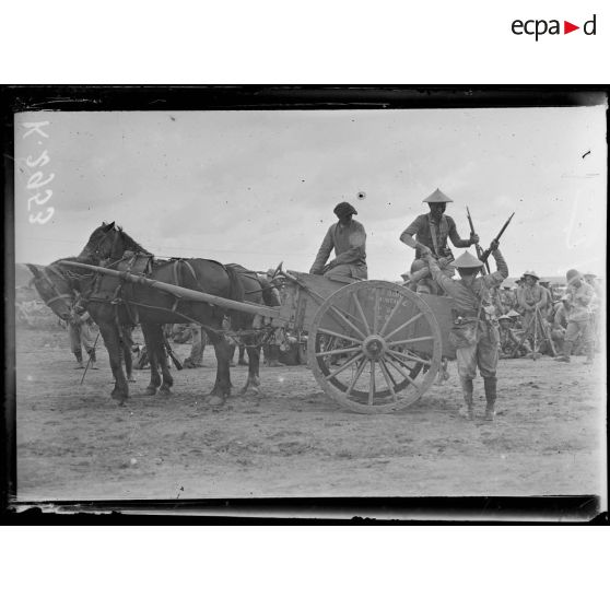 Topci. Arrivée d'un bataillon annamite. Voiture de transport. [légende d'origine]