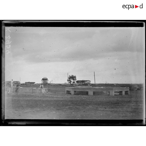 Topci. Abreuvoir et lavoir en ciment armé. [légende d'origine]