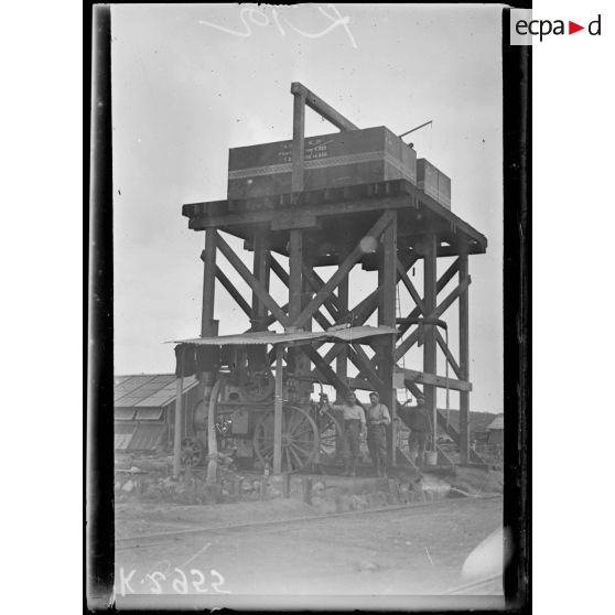 Machine élévatoire fournissant de l'eau aux machines, montée par la 7e section des chemins de fer de campagne. [légende d'origine]