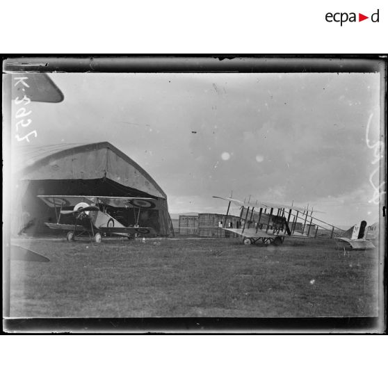 Hangars d'aviation (1 nord ouest de Topci). N 91. Escadrille avions de chasse Nieuport. [légende d'origine]