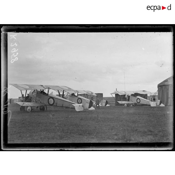 Hangars d'aviation (1 nord ouest de Topci). 3 Nieuport prêts à s'envoler. [légende d'origine]