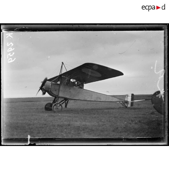 Hangars d'aviation (1 nord ouest de Topci). Arrivée à l'escadrille d'un Morane type Parasol. [légende d'origine]