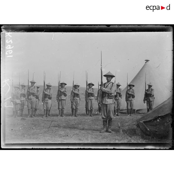 Camp de Zeitenlick. Annamites débarqués le 10 mai. Poste de garde. [légende d'origine]