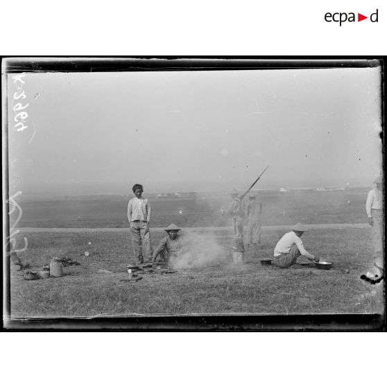 Camp de Zeitenlick. Annamites débarqués le 10 mai. La cuisine. [légende d'origine]