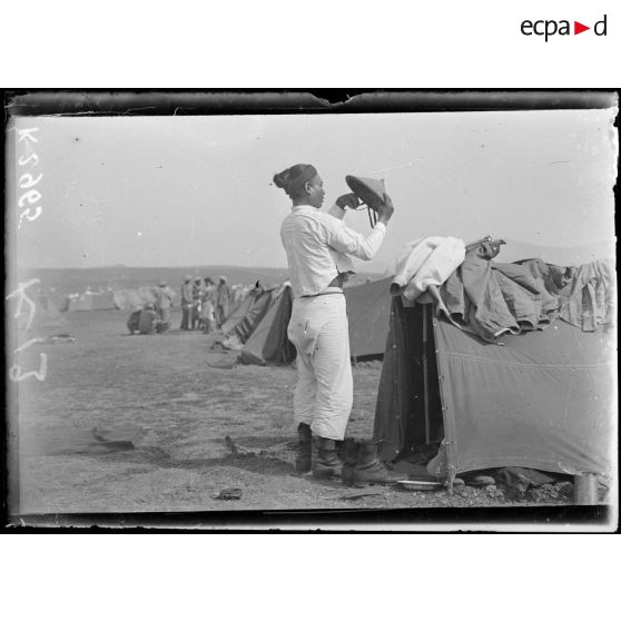 Camp de Zeitenlick. Annamites débarqués le 10 mai. Annamites s'habillant. [légende d'origine]