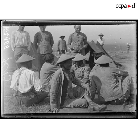 Camp de Zeitenlick. Annamites débarqués le 10 mai. Au repos. [légende d'origine]