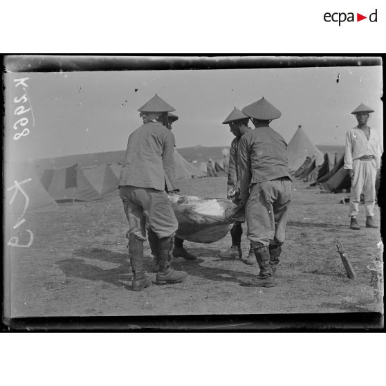 Camp de Zeitenlick. Annamites débarqués le 10 mai. 4 annamites portant un quartier de boeuf. [légende d'origine]