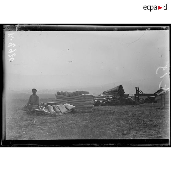 Camp de Zeitenlick. Annamites débarqués le 10 mai. Aération de la literie. [légende d'origine]