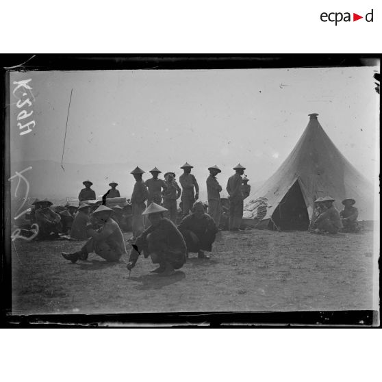 Camp de Zeitenlick. Annamites débarqués le 10 mai. Un camp. [légende d'origine]