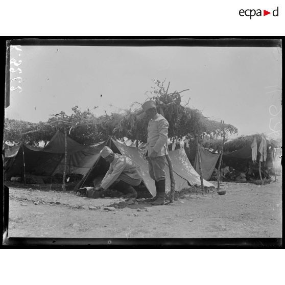 Loutra. Camp serbe. Tente du colonel. [légende d'origine]