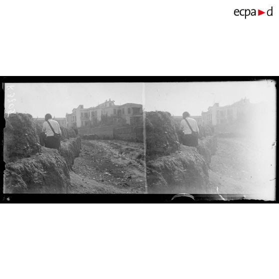 Salonique. 2e jour de la Révolution. Gendarme crétois en sentinelle devant la caserne. [légende d'origine]
