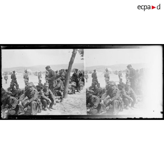 Salonique. 2e jour de la Révolution. Grecs non-interventionnistes attendant d'être conduits au camp de Kara-Burun. [légende d'origine]