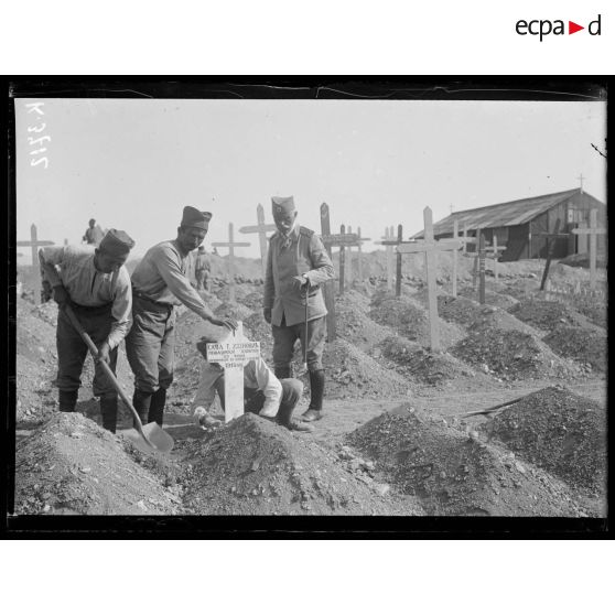 Zeitenlick. Cimetière serbe. Colonel serbe au cimetière. [légende d'origine]