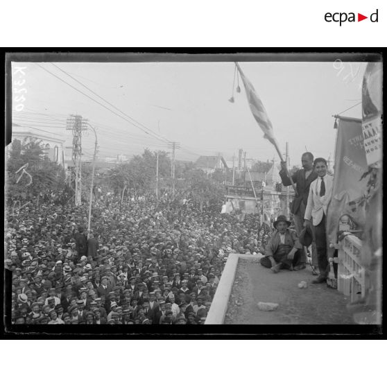 Salonique. Meeting de protestation contre l'entrée des Bulgares en Macédoine. La foule à la Tour Blanche. [légende d'origine]