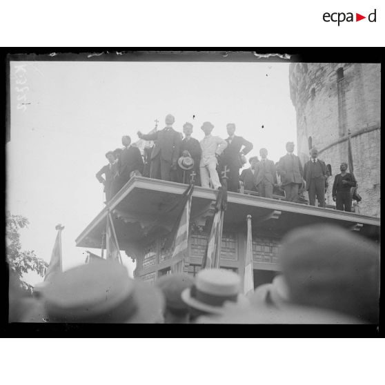 Salonique. Meeting de protestation contre l'entrée des Bulgares en Macédoine. La foule à la Tour Blanche. [légende d'origine]