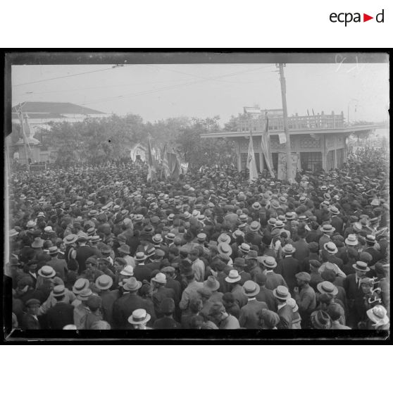 Salonique. Meeting de protestation contre l'entrée des Bulgares en Macédoine. La foule à la Tour Blanche. [légende d'origine]