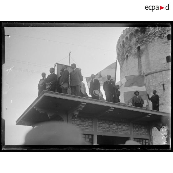 Salonique. Meeting de protestation contre l'entrée des Bulgares en Macédoine. La foule à la Tour Blanche. [légende d'origine]