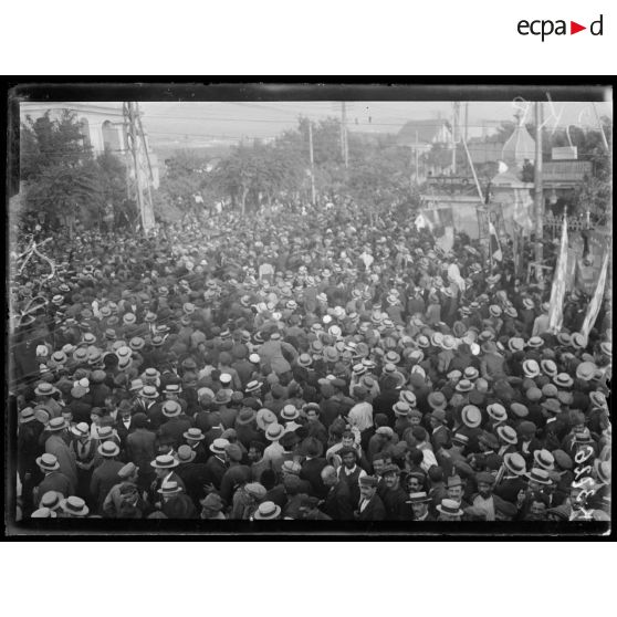 Salonique. Meeting de protestation contre l'entrée des Bulgares en Macédoine. La foule à la Tour Blanche. [légende d'origine]