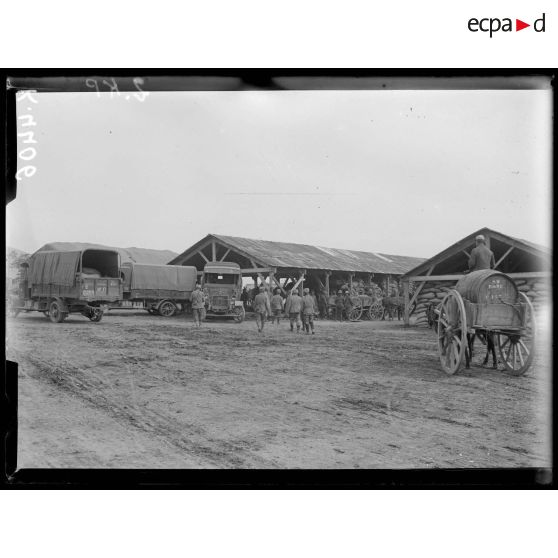 Mikra. Grand dépôt de l'intendance. Camions attendant le chargement. [légende d'origine]
