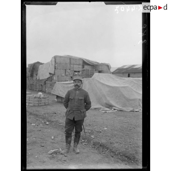 Mikra. Grand dépôt de l'intendance. Le capitaine commandant le dépôt. [légende d'origine]