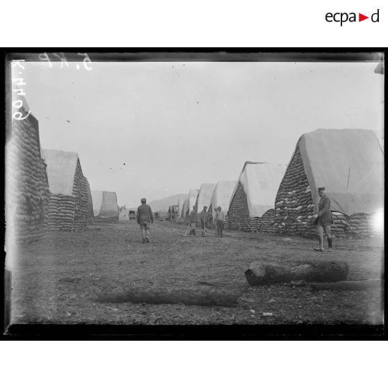 Mikra. Grand dépôt de l'intendance. Les montagnes de vivres. [légende d'origine]