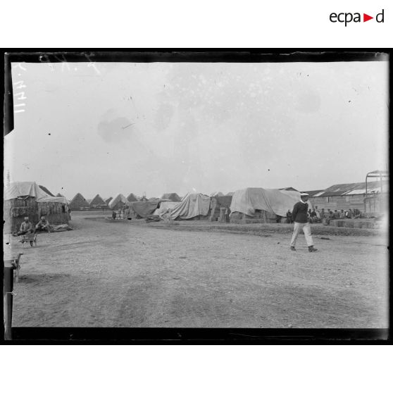 Mikra. Grand dépôt de l'intendance. Les montagnes de vivres. [légende d'origine]