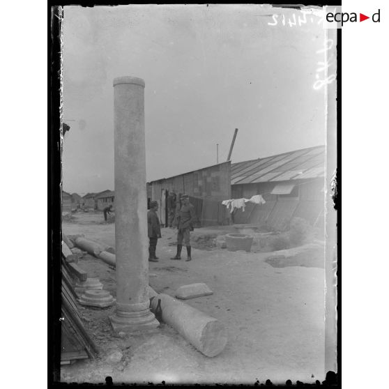 Mikra. Découvertes archéologiques dans l'emplacement de l'intendance. [légende d'origine]