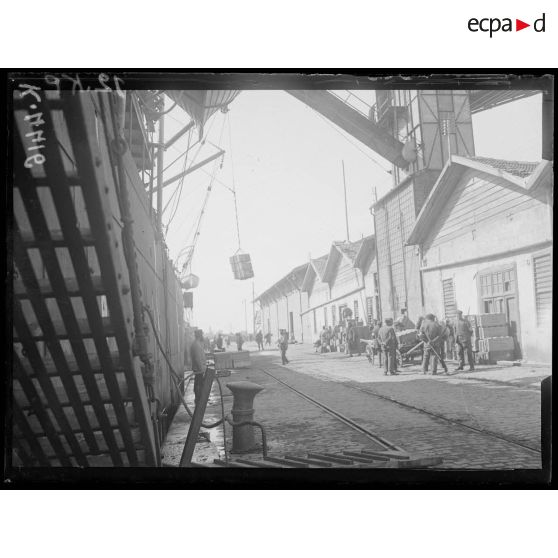 Salonique. Caisses d'obus déchargées de la Ville du Hagre. [légende d'origine]