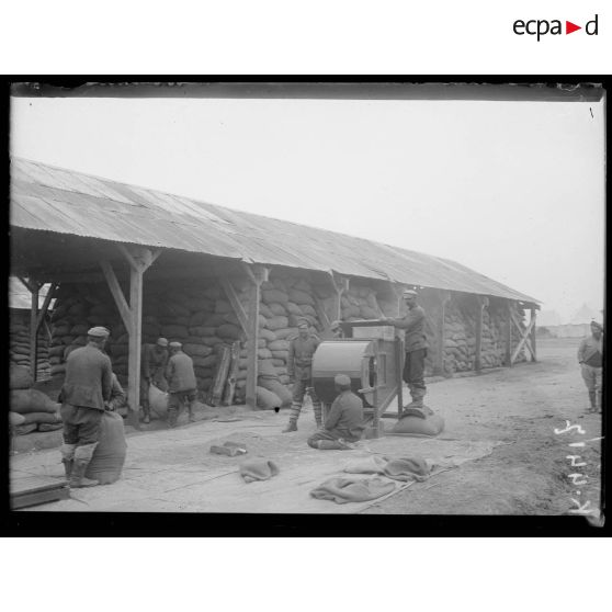 Mikra. Camp de prisonniers bulgares. Prisonniers concassant du grain. [légende d'origine]