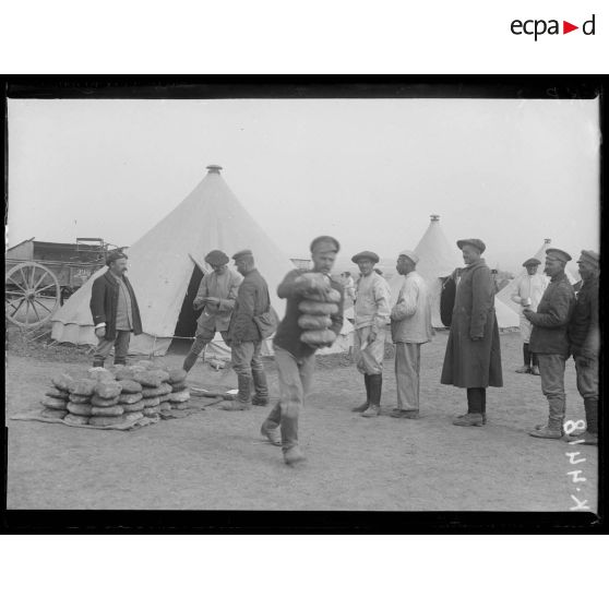 Mikra. Camp de prisonniers bulgares. Distribution du pain. [légende d'origine]