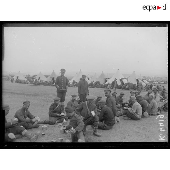 Mikra. Camp de prisonniers bulgares. La soupe. [légende d'origine]