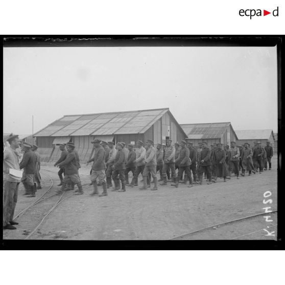 Mikra. Camp de prisonniers bulgares. Départ pour le travail. [légende d'origine]