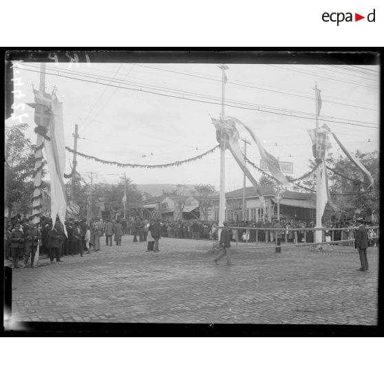 Salonique. Arrivée de M. Vénizélos. Les derniers préparatifs à la décoration des rues avant le passage du cortège. [légende d'origine]